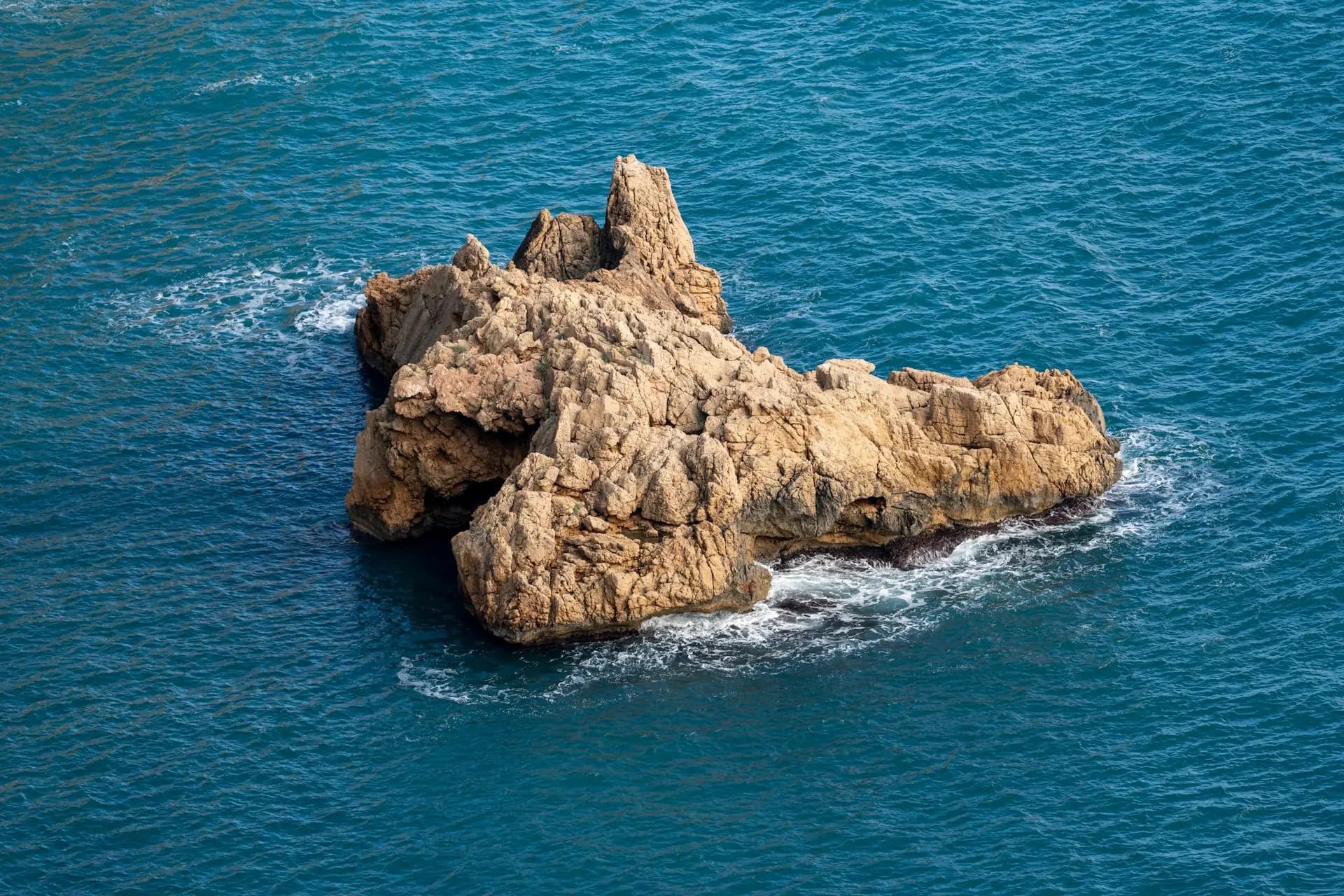 Roccia nel mare